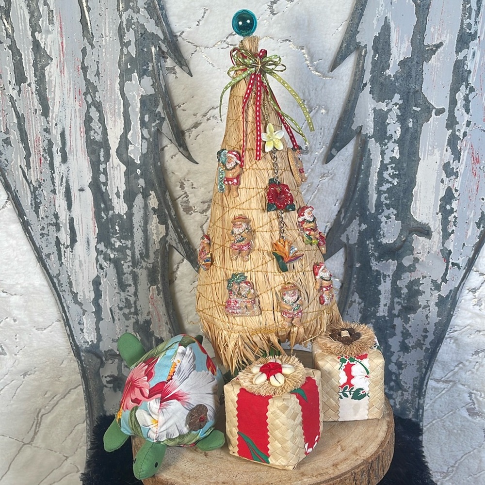 Tropical 🏝️ hay/straw mini ornaments tree.